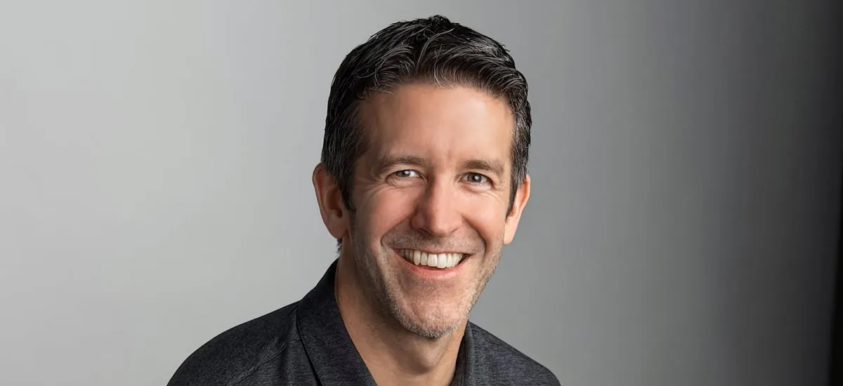 John Ternus asumirá como nuevo CEO de Apple y Tim Cook da un paso al costado luego de 15 años en el cargo - La Tercera