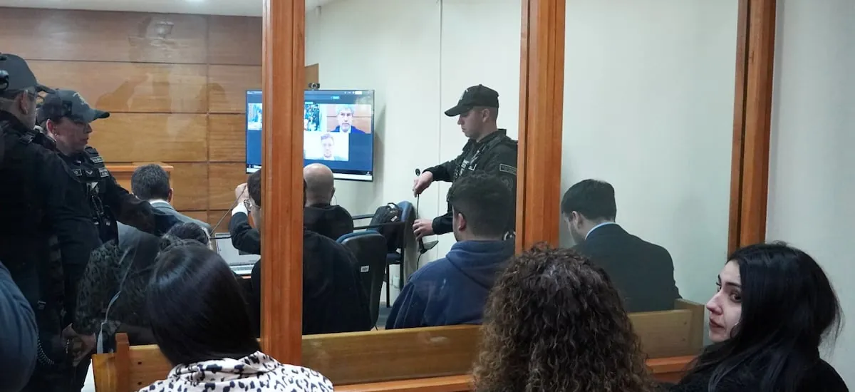 Tribunal rechaza petición de prisión preventiva y decreta arraigo nacional para estudiantes imputados por la agresión a ministra Lincolao - La Tercera