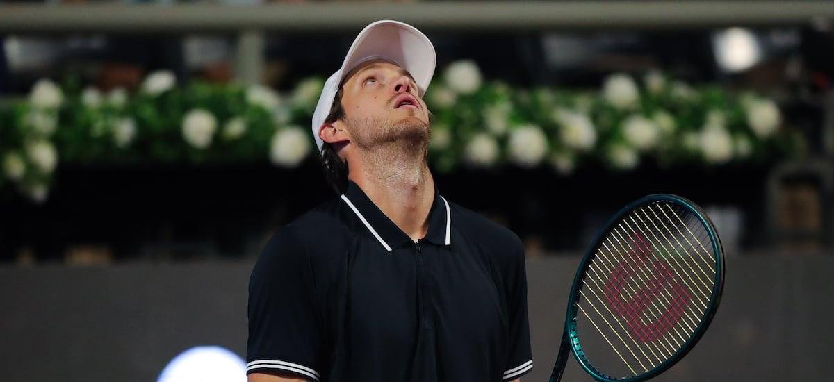 Un frustrado Nicolás Jarry cae en tres sets ante el croata Prizmic y se despide en su debut del Bci Seguros ChileOpen - La Tercera