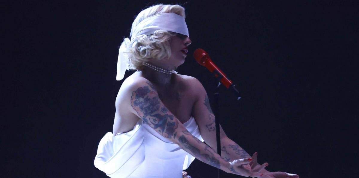 Con look Marilyn Monroe y ojos vendados: Mon Laferte abrió la quinta noche con una puesta en escena impactante