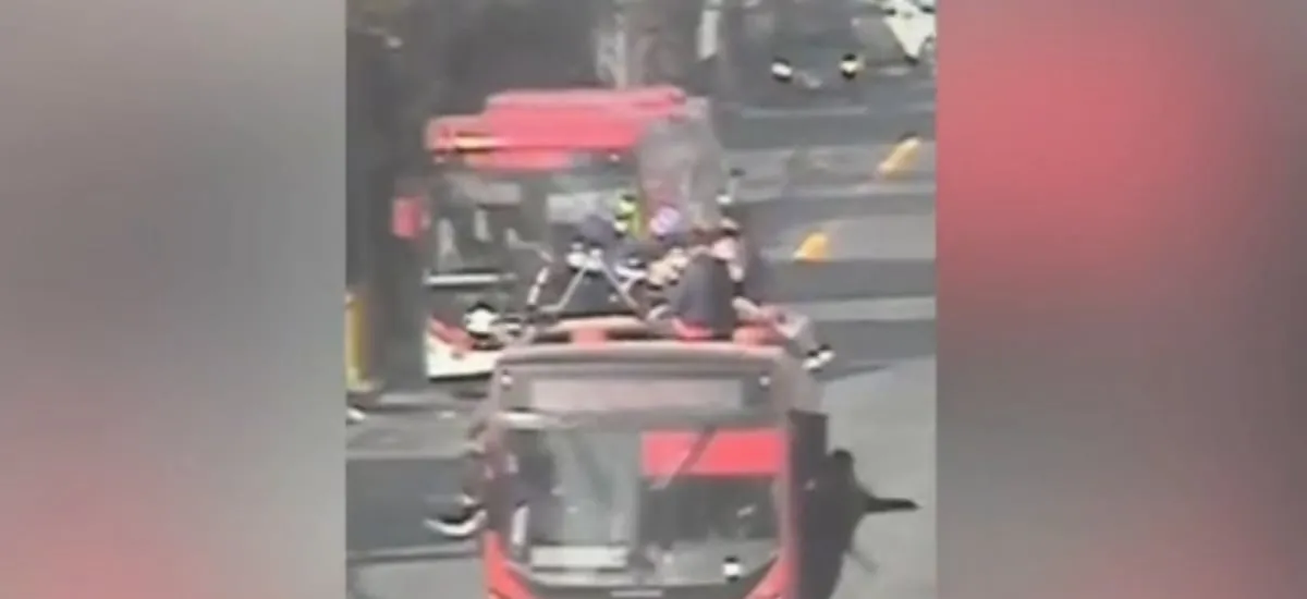 Detienen a 76 hinchas de la Universidad de Chile que se tomaron un bus Red: la mayoría eran menores de edad