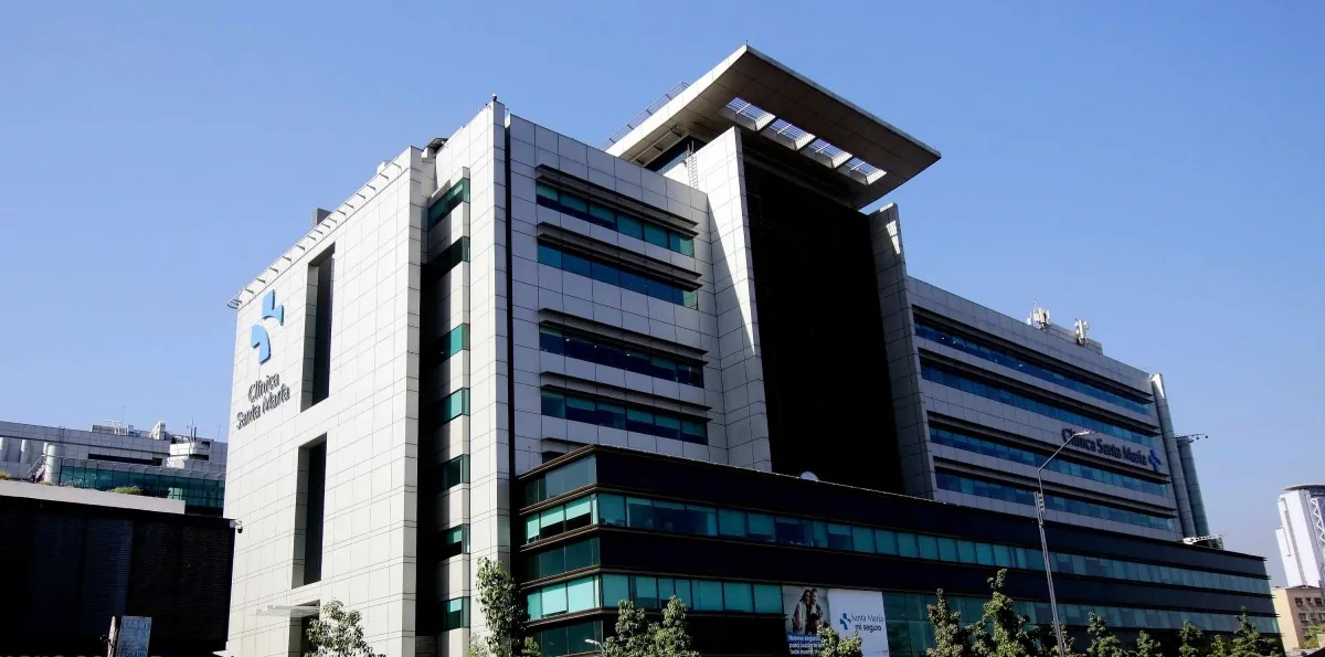 Reportan emergencia química al interior de la Clínica Santa María: Hay bomberos trabajando en el lugar