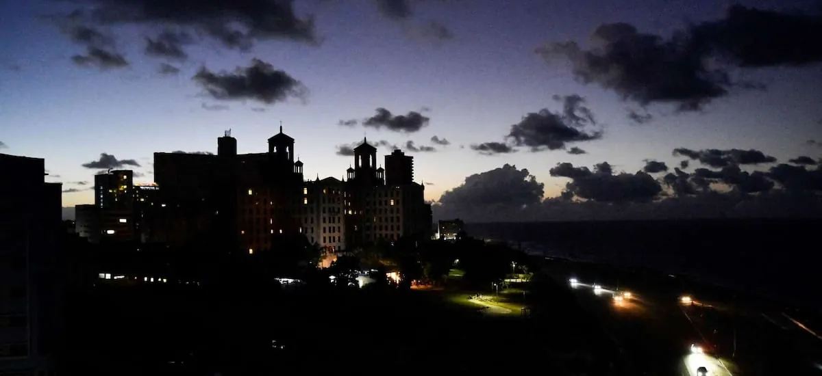 Primera lluvia otoñal genera estragos en la RM y mantiene a más de 38 mil clientes sin suministro eléctrico - La Tercera