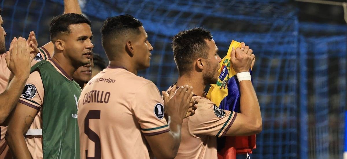 Jugador de Carabobo acusa xenofobia de los hinchas de Huachipato: “Nos generalizan como muertos de hambre, venecos y demás” - La Tercera