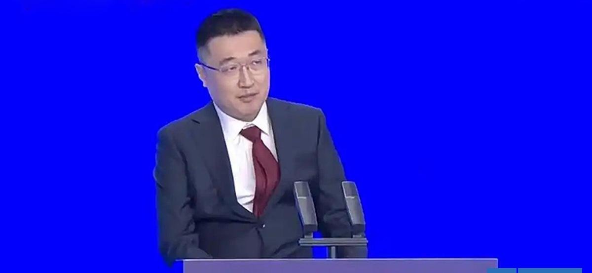 Enigmático fundador de Shein realiza rara aparición pública y defiende su "adictivo" modelo de negocio