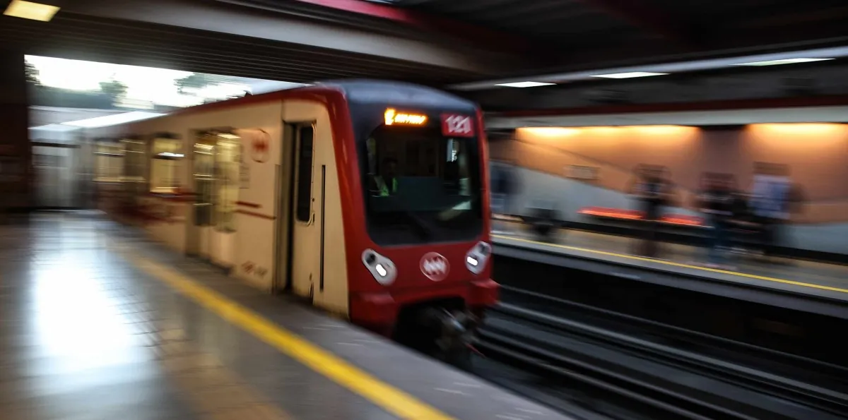 Metro de Santiago cierra dos estaciones de Línea 1 tras aluvión en Las Condes