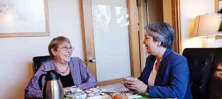 Bachelet se reúne con Jara y da señal de apoyo de cara a la segunda vuelta presidencial