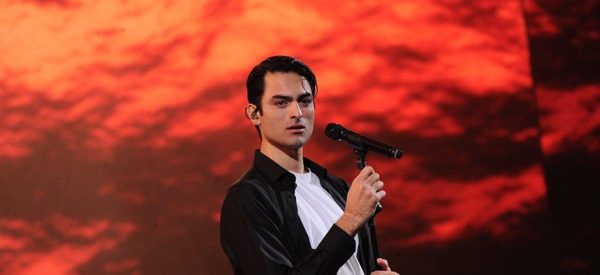 Matteo Bocelli refuerza su vínculo con Chile interpretando Gracias a la Vida al cierre de la primera noche de Viña