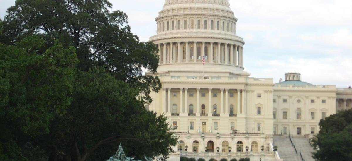 División en el Congreso de EE.UU. tras los ataques contra Irán: demócratas exigen autorización y republicanos respaldan la ofensiva