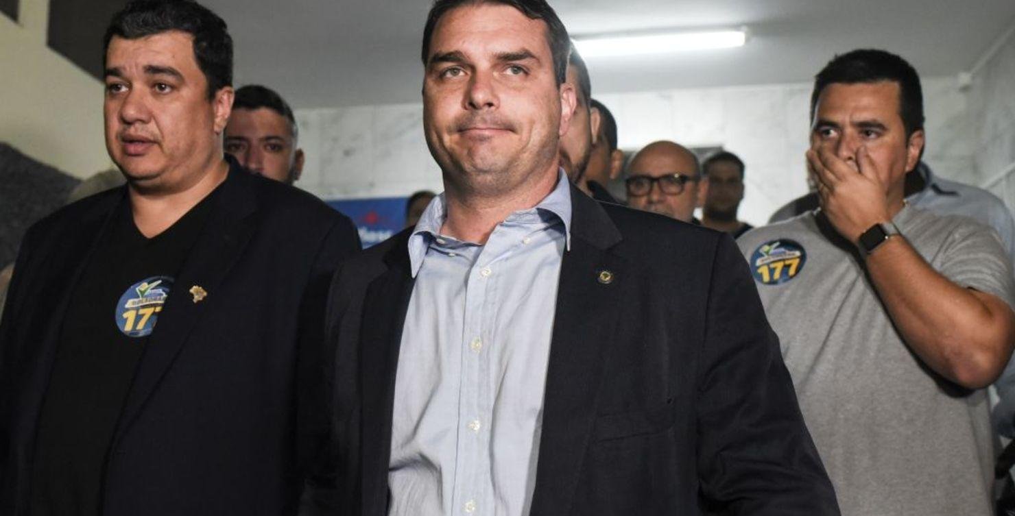 “No consigue convivir con quien piensa diferente”: Hijo de Bolsonaro arremete contra Lula por no asistir a investidura de Kast