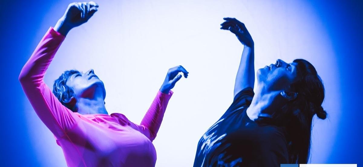 Obra R recoge y muestra, en formato de fiesta Rave, expresividad corporal de las protestas callejeras