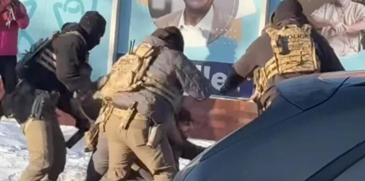 Identifican a los agentes que dispararon a Alex Pretti