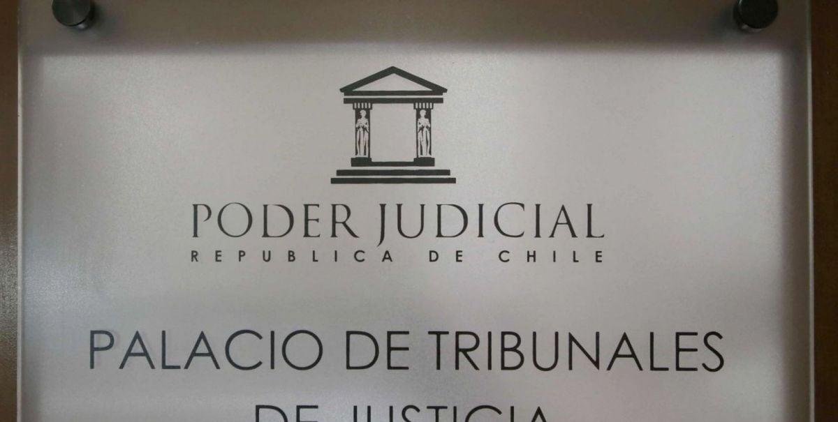 Mujer fue inscrita por error como deudora de pensión de alimentos y ahora no puede salir del país