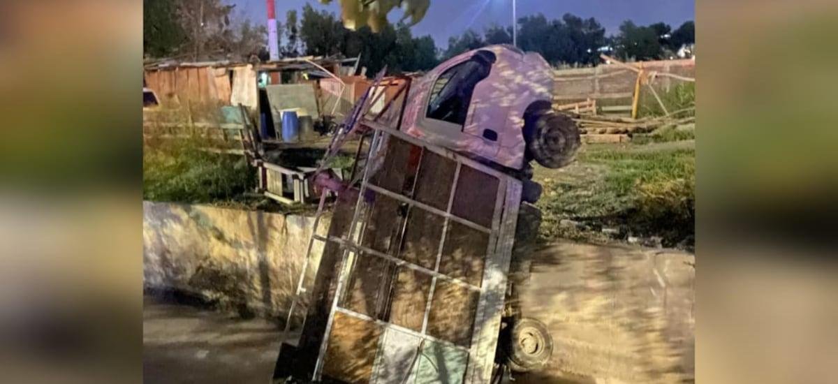 Accidente vehicular en La Florida termina con un fallecido y un lesionado: camión cayó al canal San Carlos