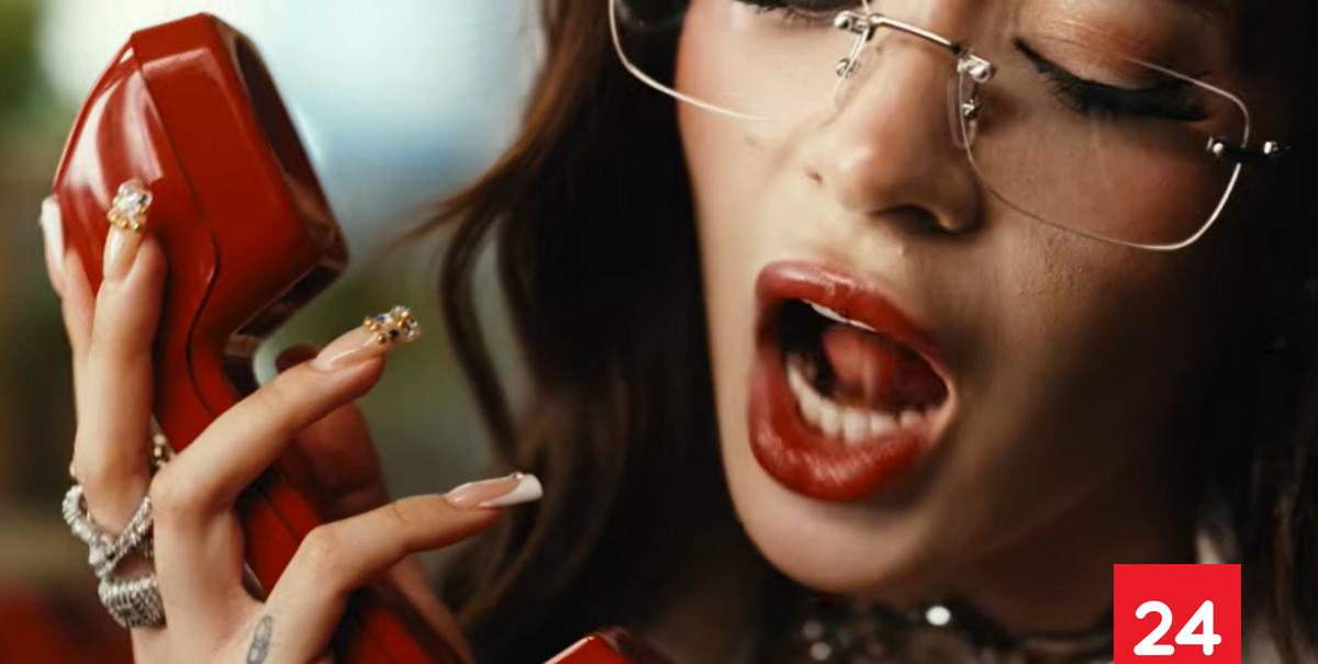 "Nos devolviste nuestra juventud": la canción "Aló" que ha causado furor en redes sociales