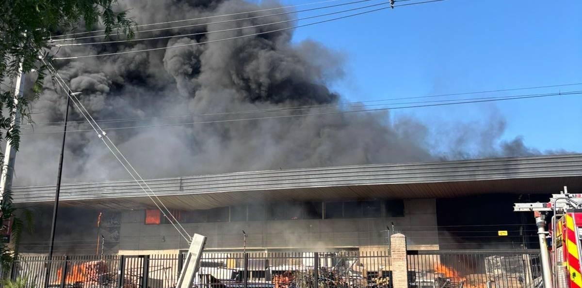 Quilicura: Incendio en bodegas genera enorme columna de humo