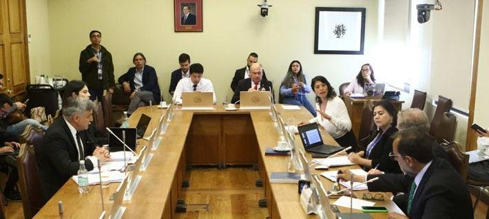 Comisión revisora de AC contra Diego Pardow continuará este sábado y Mulet insiste al exministro que asista