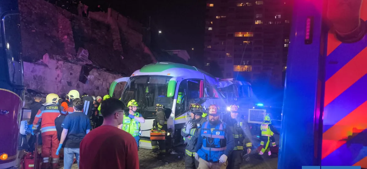 Cámara de seguridad capta momento en que bus cae a estacionamiento en Valparaíso
