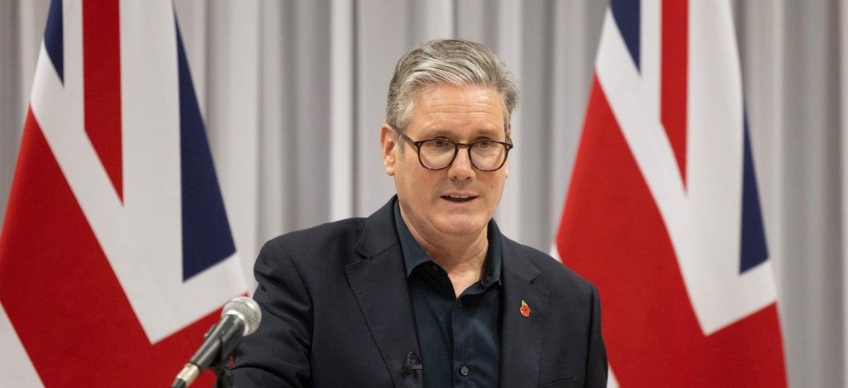 Por qué se ha empujado la idea de que Keir Starmer dimita por el caso Epstein–Mandelson - La Tercera
