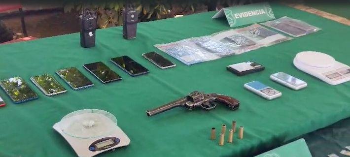 Operativo policial deja cinco detenidos tras allanar tres domicilios: Se incautó un arma y drogas