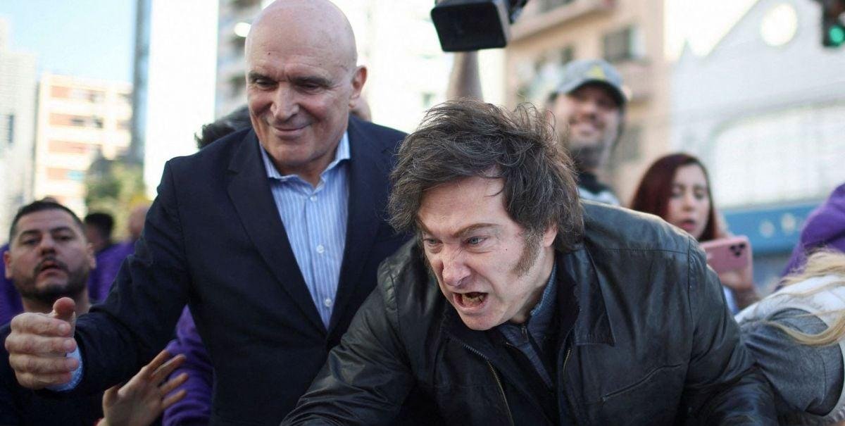 Videos: atacan a piedrazos comitiva de Milei en Argentina