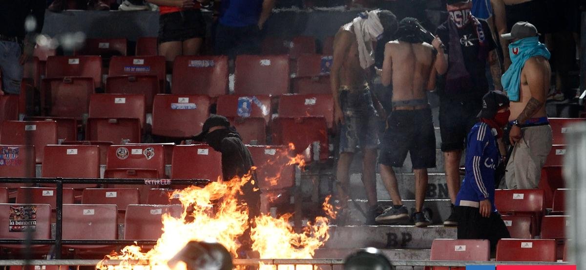 Arriesgan duro castigo: La U alista su defensa ante Tribunal ANFP por barbarie de hinchas ante Audax