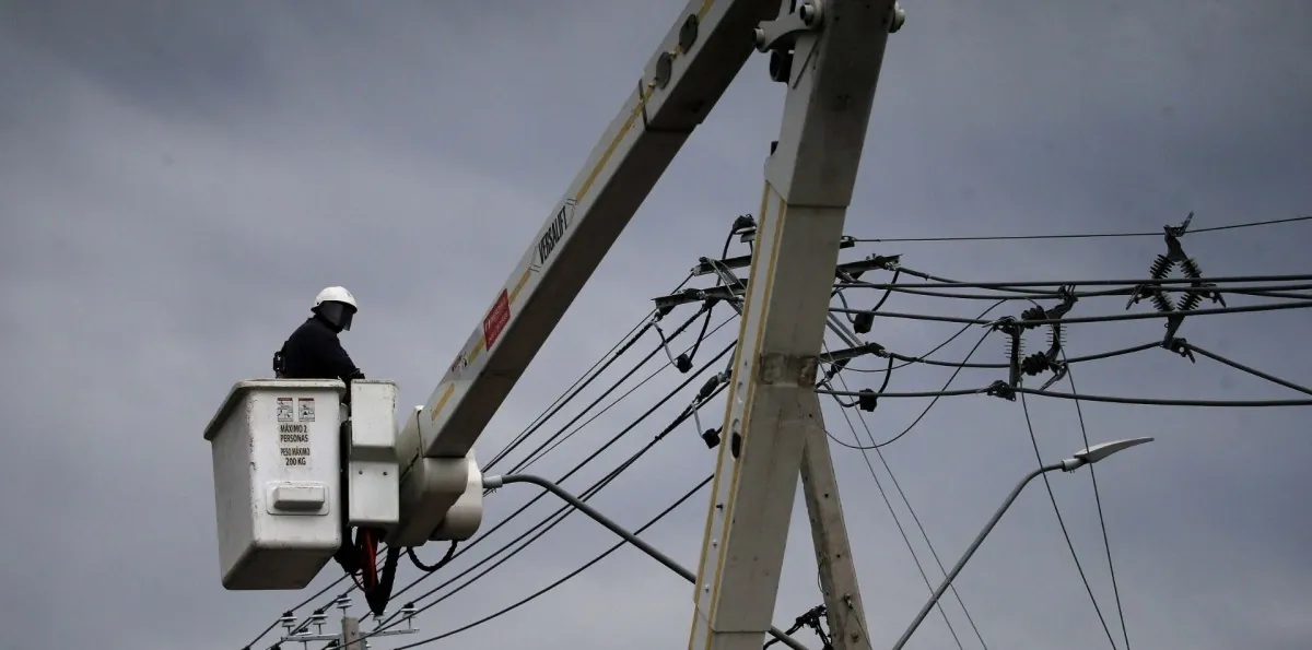 Cortes de luz se registrarán en 13 comunas de la RM este martes: Revisa horarios y sectores afectados