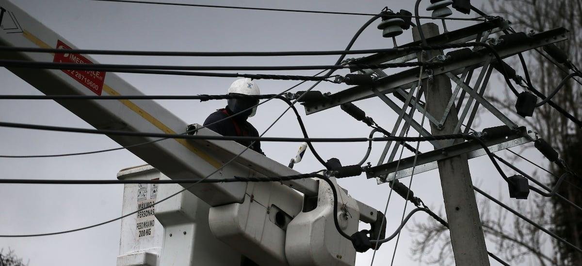Las 14 comunas de la RM con corte de luz programado para este viernes - La Tercera