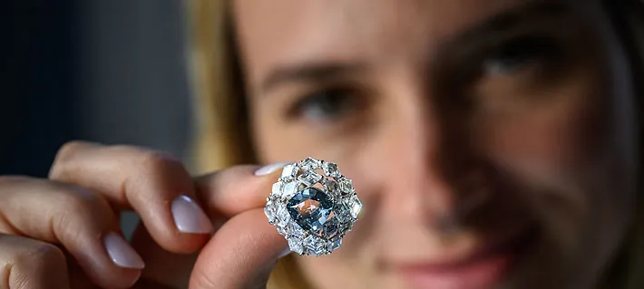 Subastan el "Ocean Dream", el diamante azul verdoso "más raro del mundo": La exorbitante cifra por la que se vendió