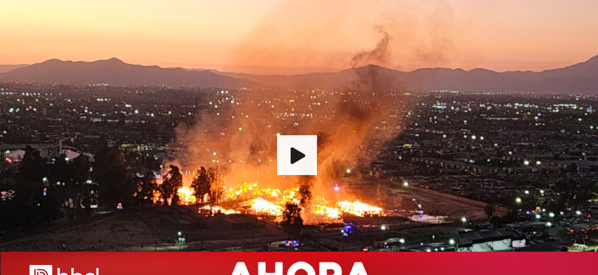 Videos muestran magnitud del incendio en papelera de CMPC en Puente Alto