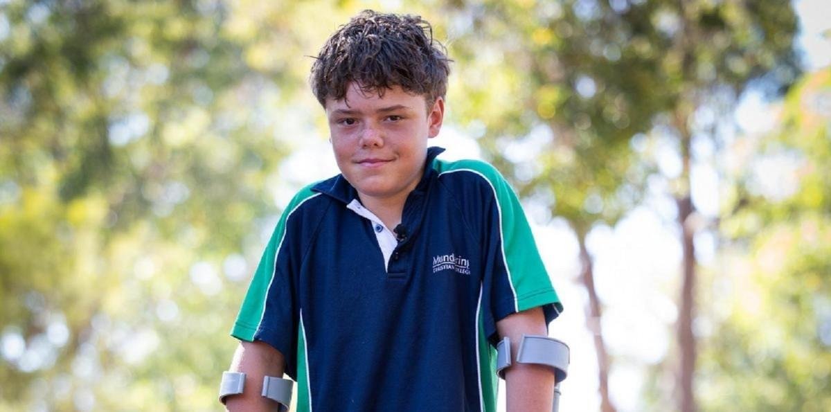 "Una de las decisiones más difíciles": Niño héroe nadó cuatro horas en el mar australiano para salvar a su familia