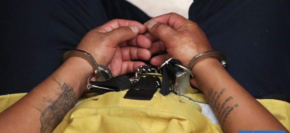 Gobierno advierte que unos 700 asesinos y violadores cumplirían penas en su casa por polémico proyecto