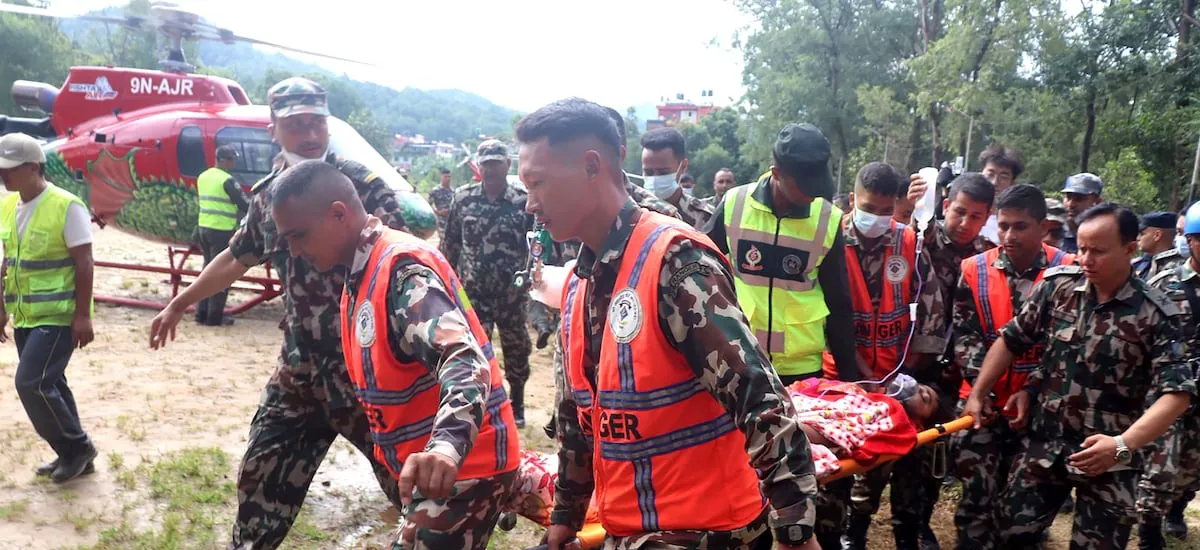 Rescatan a dos personas con vida en Nepal diez días después de las riadas