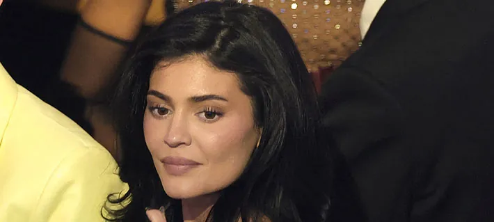Exempleada acusa a Kylie Jenner y su empresa por condiciones laborales irregulares, discriminación, acoso y más