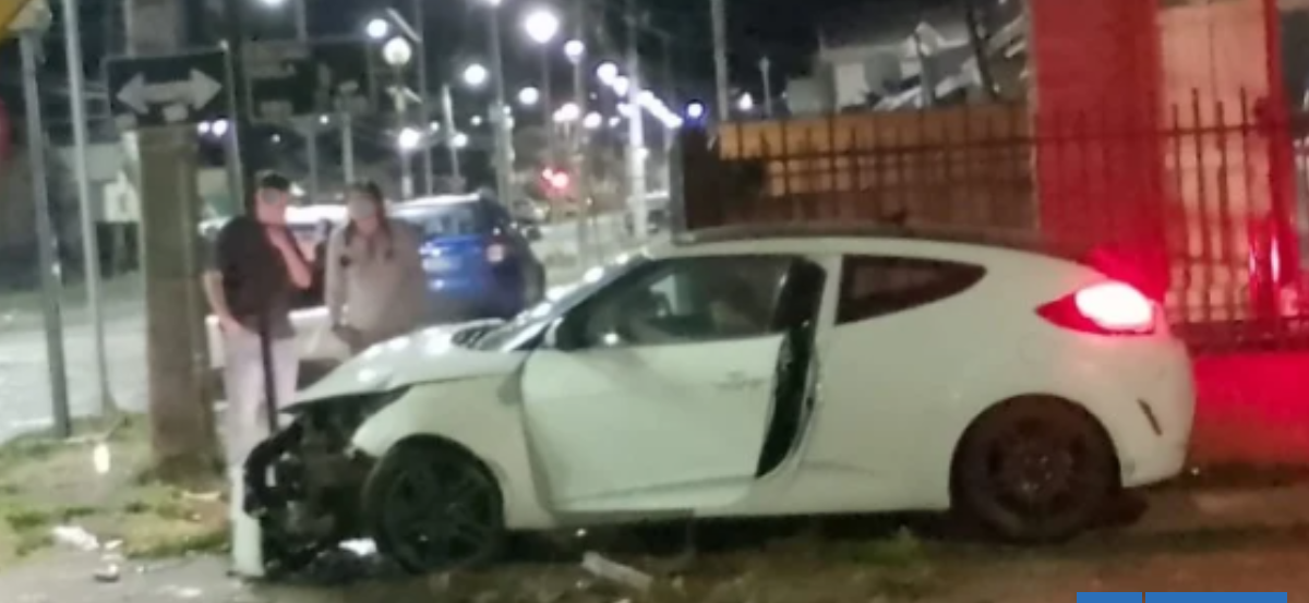 Conductor a exceso de velocidad choca y destruye señalética, luminarias y un grifo en Punta Arenas