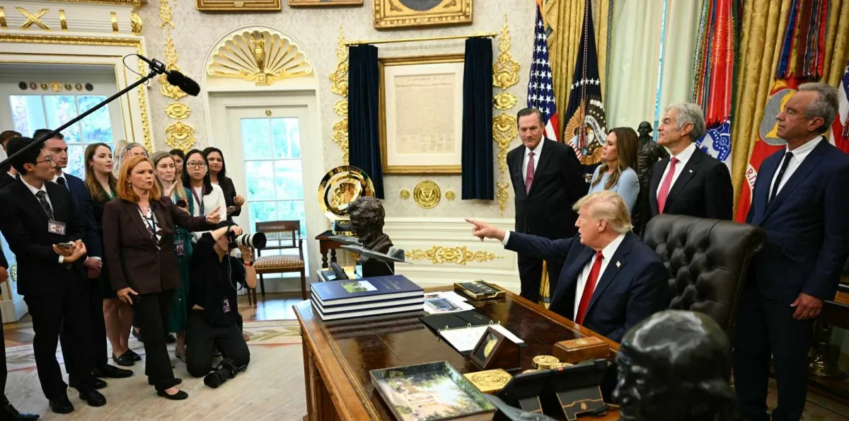 Trump defiende veto a cuatro medios de comunicación y llama "payasos" a sus periodistas