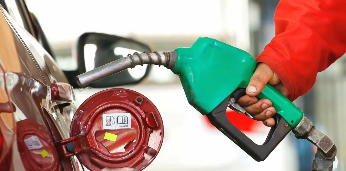 Descuento de $300 por litro: Supermercado anunció beneficio para clientes por alza de combustibles