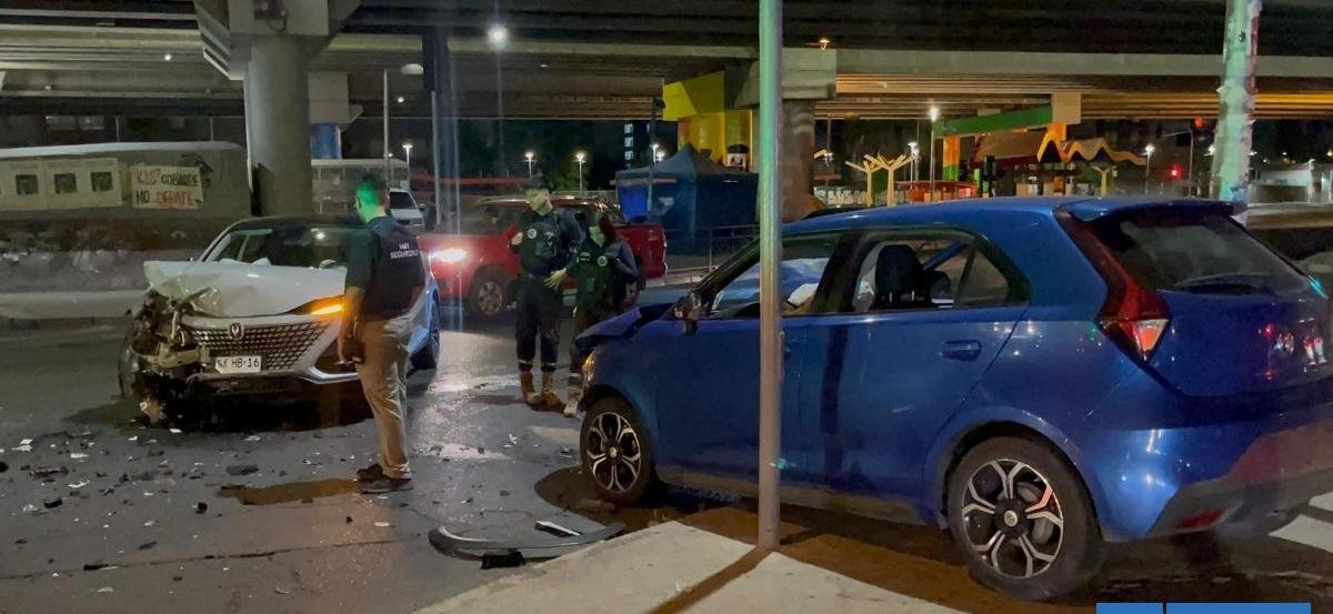 Vehículos colisionan frontalmente en la zona sur de la capital: uno tenía encargo por robo