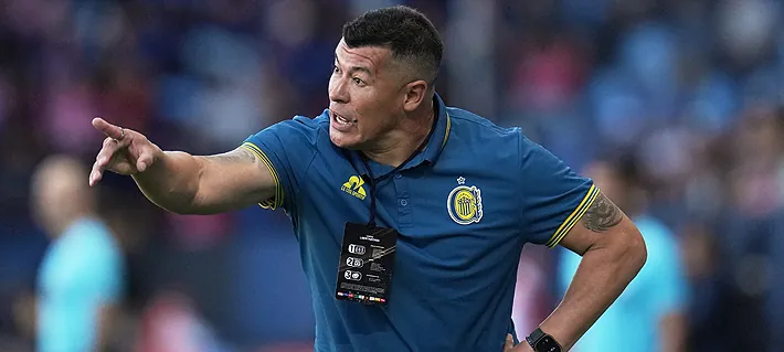 La insólita frase con que el presidente de Rosario Central confirmó la continuidad del cuestionado Jorge Almirón como DT