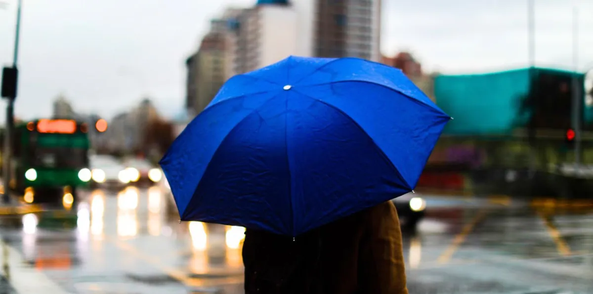 Vuelve la lluvia con fuerza a Santiago: anuncian hasta 20 mm de agua y bajas temperaturas este domingo