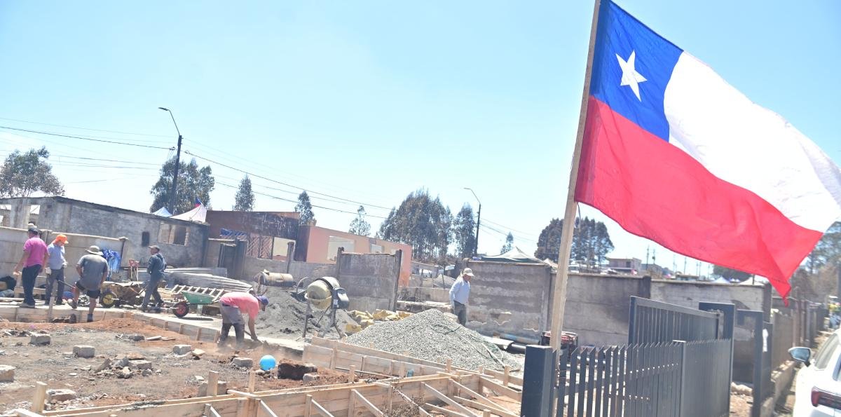 Alcalde de Tomé arremetió contra la demora y falencias en casas de emergencia