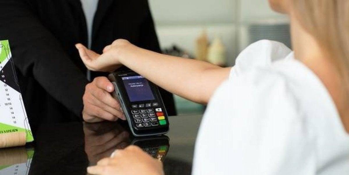 Los implantes de microchip que te permiten pagar con la mano