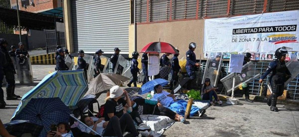 Familiares de presos políticos inician huelga de hambre en Caracas para exigir más excarcelaciones