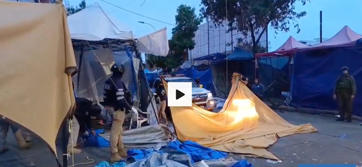 Realizan nuevo desalojo masivo de toldos azules para instalar rejas en el barrio Meiggs