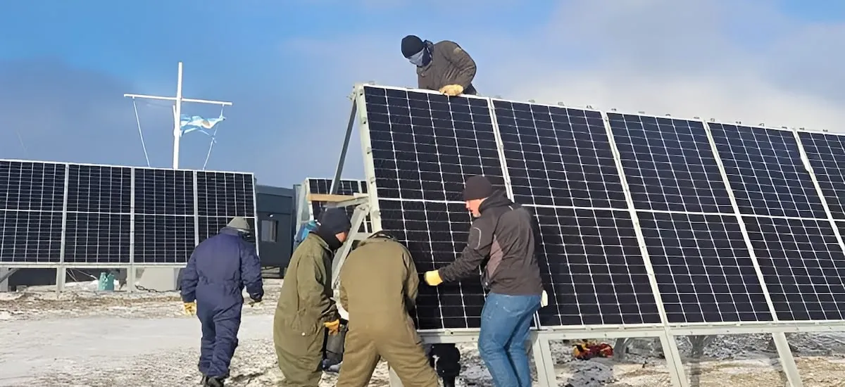 De los paneles solares al Estrecho de Magallanes: los episodios sobre soberanía que han tensionado la relación entre el gobierno de Milei y Chile