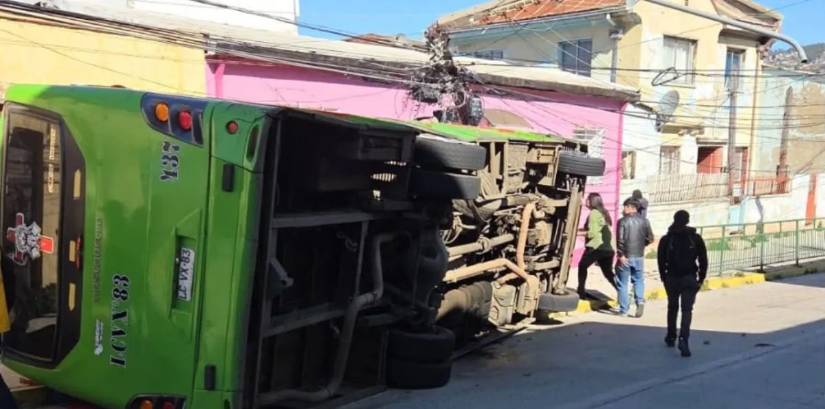 Microbús se vuelca en Valparaíso y termina chocando contra poste: Accidente dejó a 446 clientes sin luz