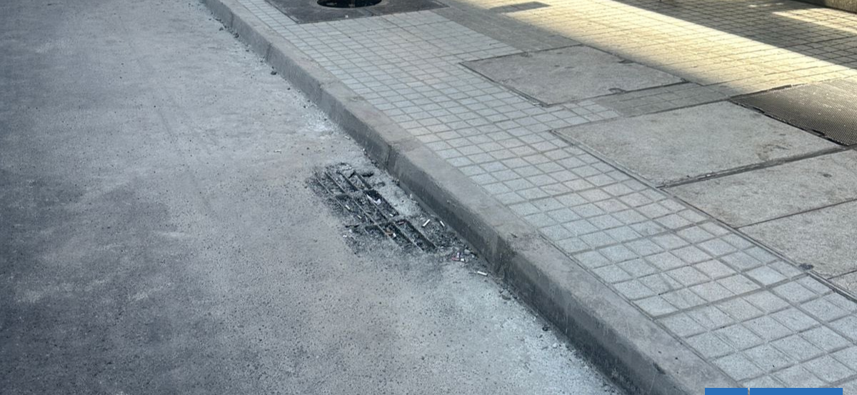 Denuncian que reasfaltado de calle Bandera tapó desagües de lluvia: Serviu responde