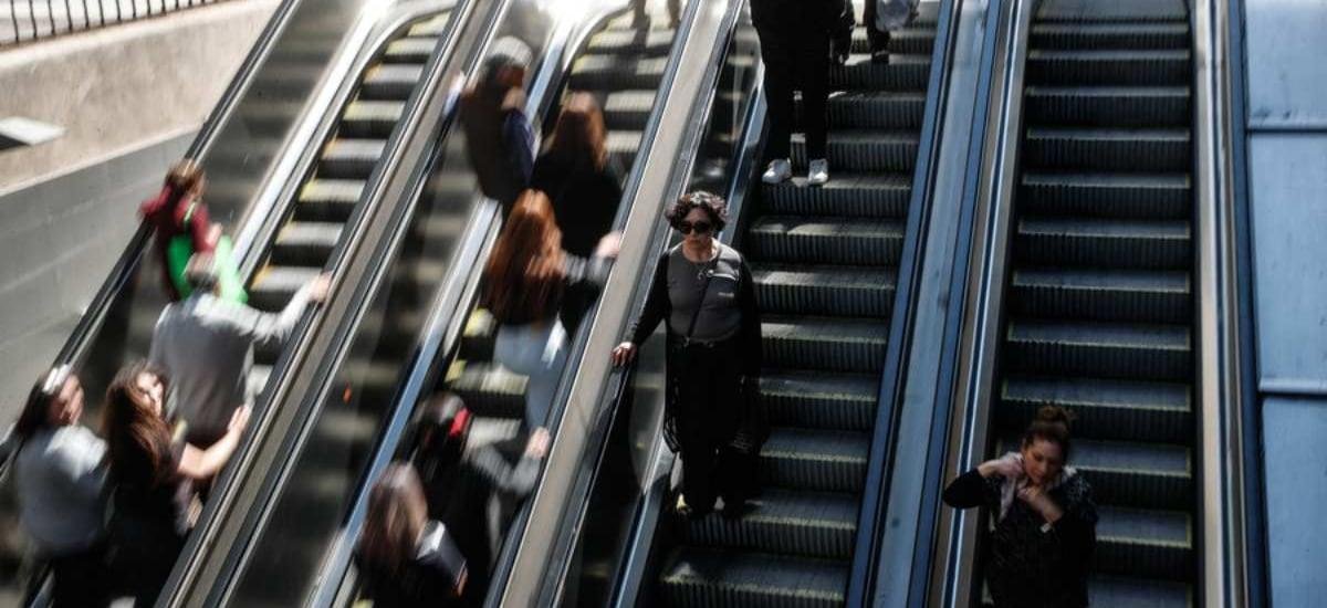 El ejercicio clave de la vida cotidiana que mejora la salud sin la necesidad de ir al gimnasio, según la ciencia - La Tercera