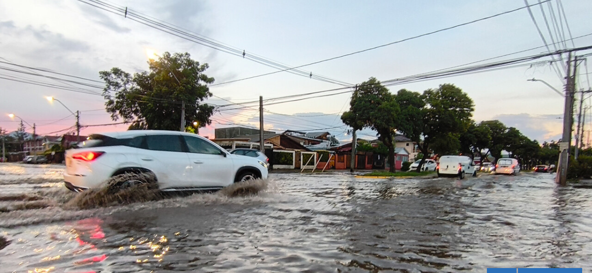 Más de 17 mm de lluvia en una hora: el fenómeno del Flash Flood que inundó súbitamente a Santiago