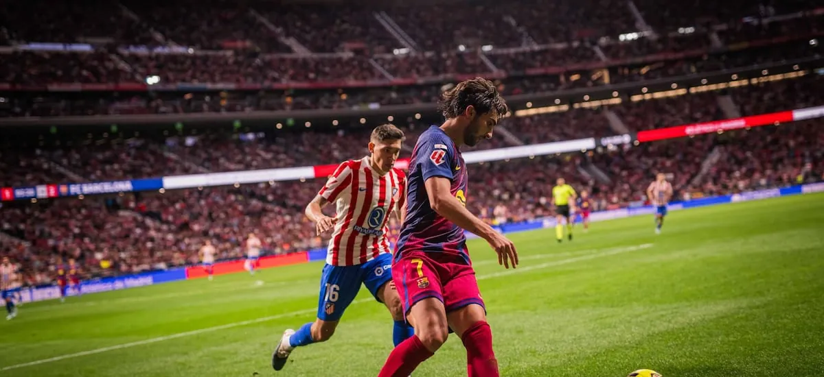 El Barcelona se queja ante la UEFA por el césped del Metropolitano y tensiona la vuelta con el Atlético en Champions - La Tercera